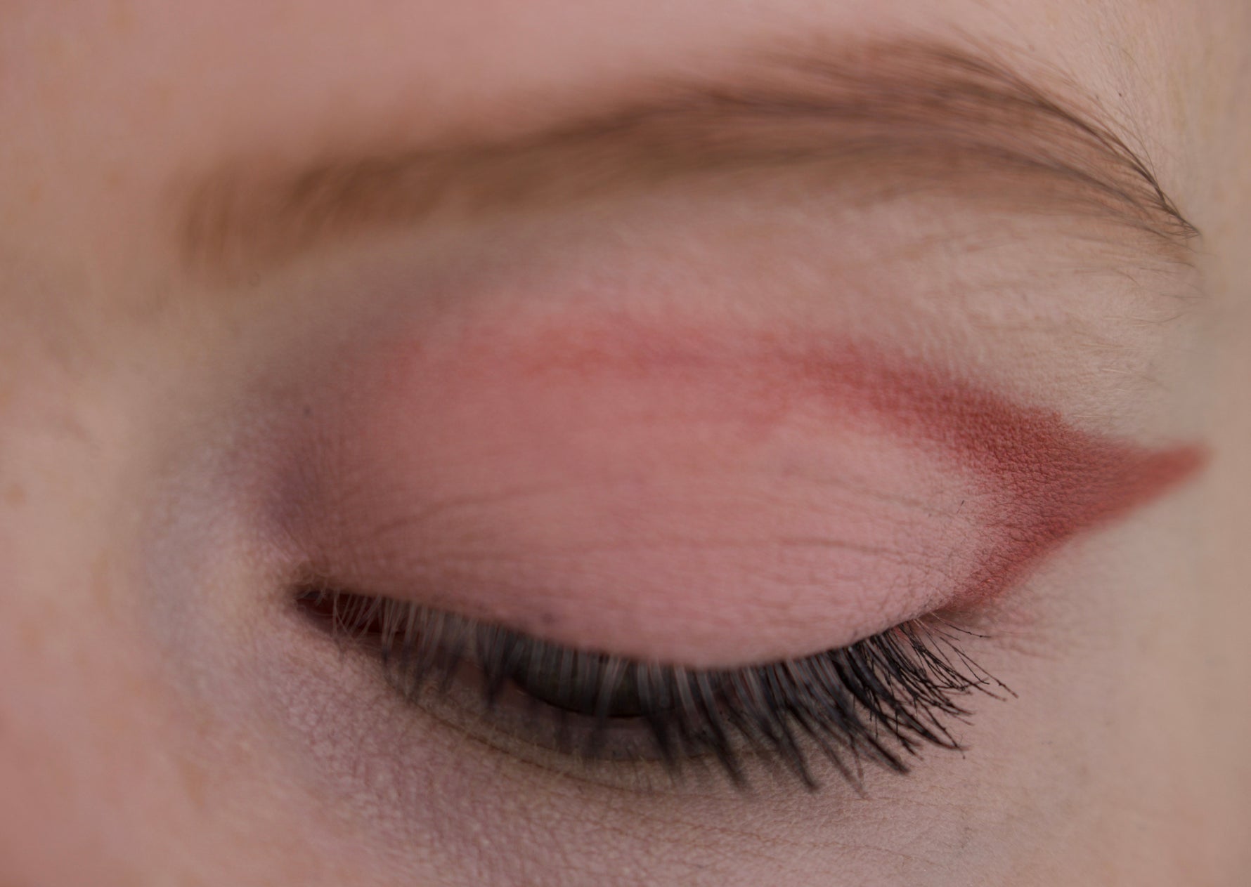 Eyeshadow Matte Dusty Pink voorbeeld gesloten oog
